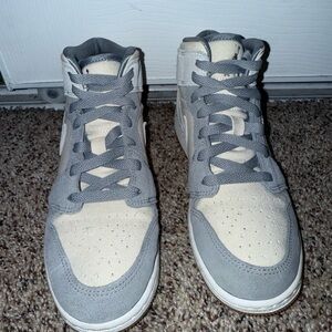Nike Jordan 1 Mid Size 5Y